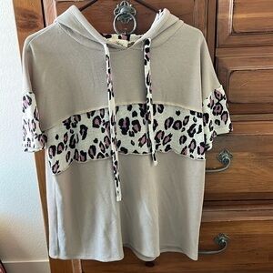 Hopely NWOT Women’s Tan and Pink Short Sleeved top, Size Large!